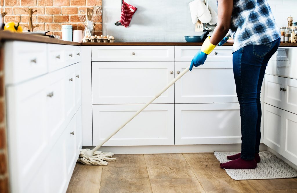 жена чисти кухненски под