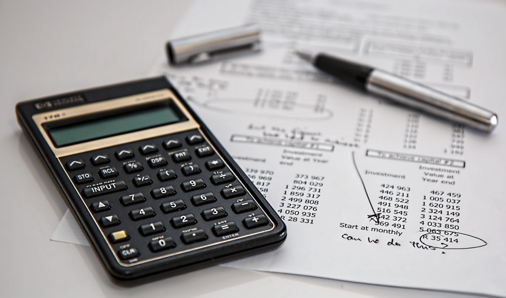 калкулатор, химикалка и документи с цени