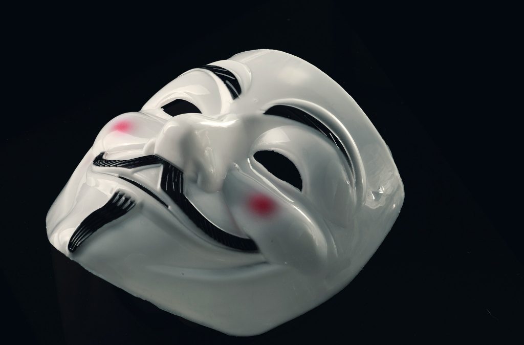маска Anonymous на черен фон