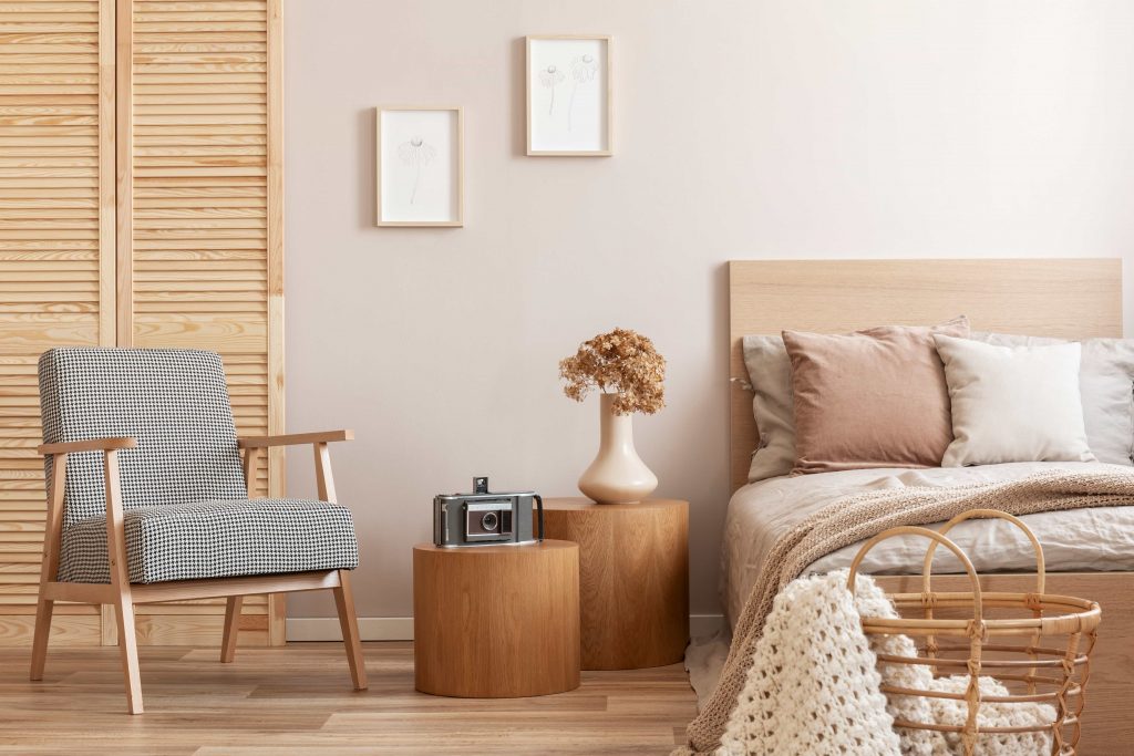 дизайнерска спалня с мебели в естествени цветове и материали