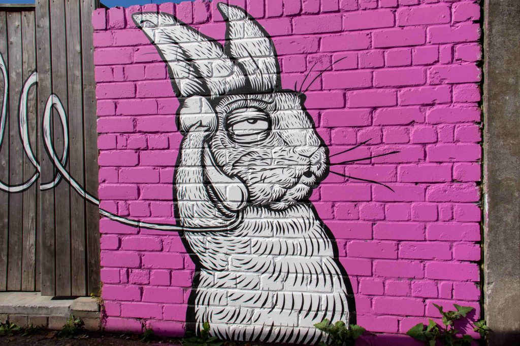 графит на заек, който отегчено говори по телефон
