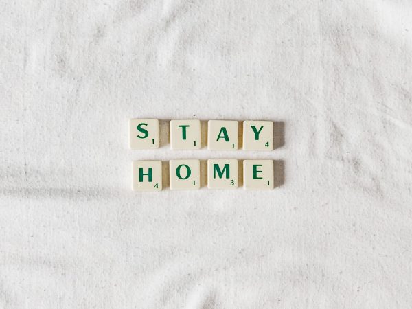 Надпис "Остани вкъщи"