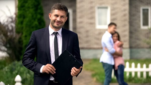 брокер на недвижими имоти показва жилище на двойак купувачи